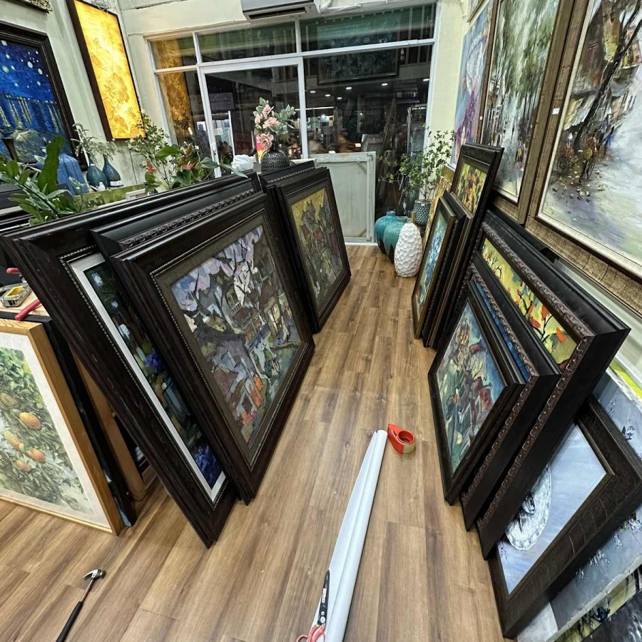 Chọn Màu Khung Tranh Hợp Phong Thủy: Hút Tài Lộc Cho Gia Chủ