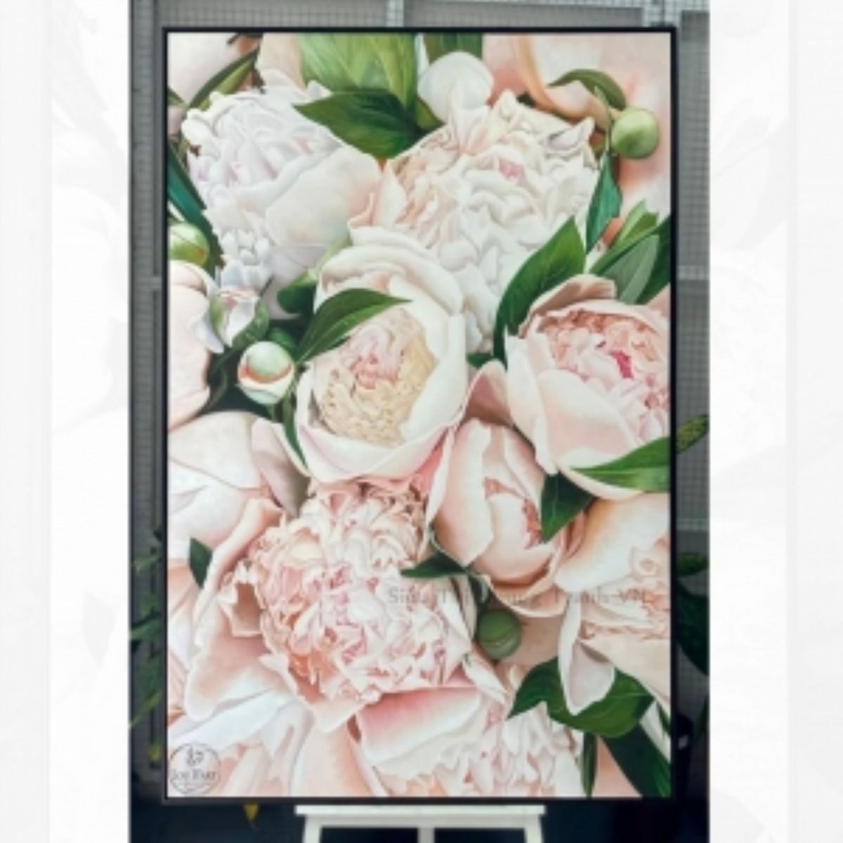 Cận cảnh mẫu khung tranh hoa văn cổ điển màu vàng đồng cho tranh hoa mẫu đơn.