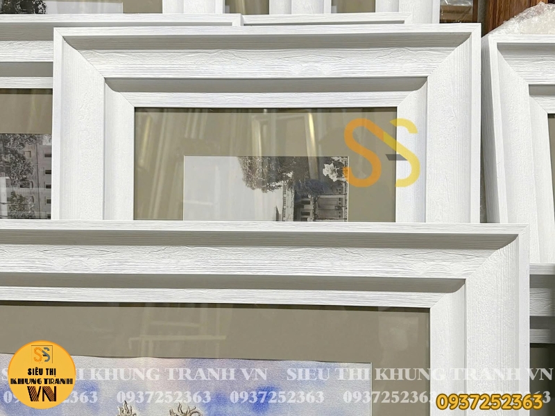 Khung tranh màu trắng phong cách tối giản treo phòng khách